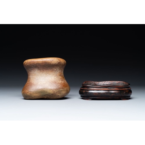 112 - A Chinese scholar's rock on wooden stand, Ming or laterH.: 14 cm (incl. stand)H.: 10,5 cm (the rock)... 