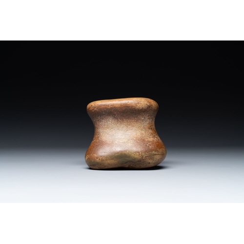 112 - A Chinese scholar's rock on wooden stand, Ming or laterH.: 14 cm (incl. stand)H.: 10,5 cm (the rock)... 