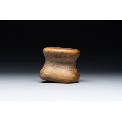 112 - A Chinese scholar's rock on wooden stand, Ming or laterH.: 14 cm (incl. stand)H.: 10,5 cm (the rock)... 