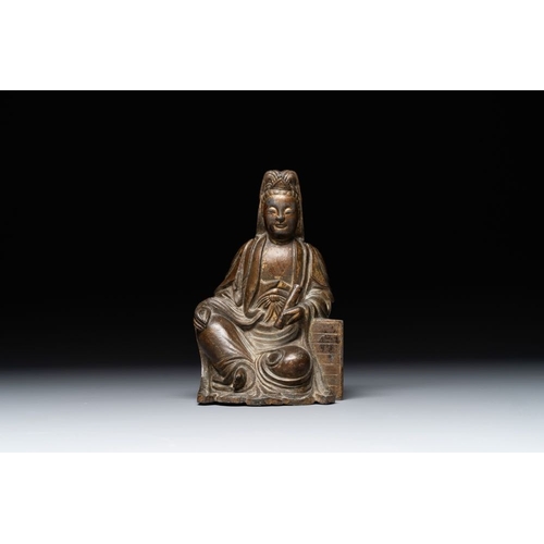 115 - A rare Chinese parcel-gilt and lacquered pewter Guanyin, 17/18th C.L.: 12,7 cm - H.: 19,7 cmWeight: ... 