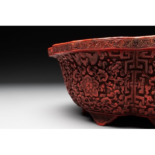 119 - A Chinese red cinnabar lacquer jardiniere with floral design, Yongzheng/QianlongDia.: 20,9 cm - H.: ... 