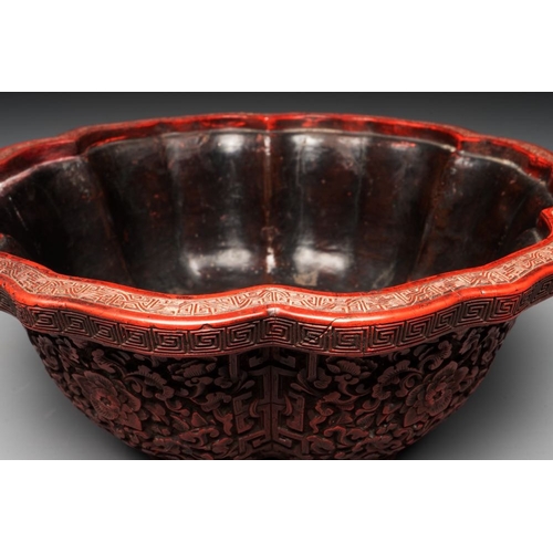 119 - A Chinese red cinnabar lacquer jardiniere with floral design, Yongzheng/QianlongDia.: 20,9 cm - H.: ... 