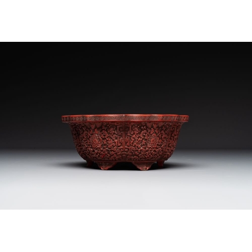 119 - A Chinese red cinnabar lacquer jardiniere with floral design, Yongzheng/QianlongDia.: 20,9 cm - H.: ... 