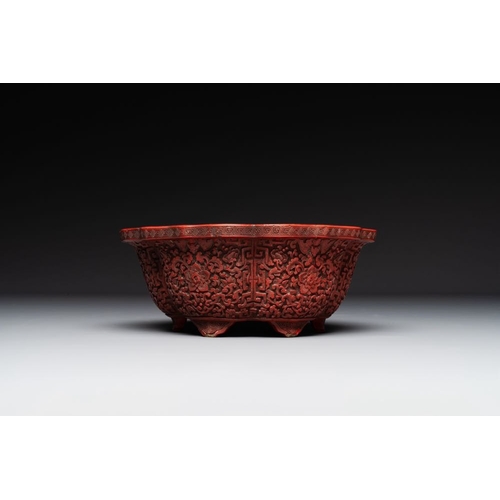 119 - A Chinese red cinnabar lacquer jardiniere with floral design, Yongzheng/QianlongDia.: 20,9 cm - H.: ... 