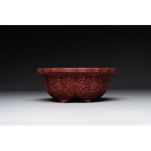 119 - A Chinese red cinnabar lacquer jardiniere with floral design, Yongzheng/QianlongDia.: 20,9 cm - H.: ... 