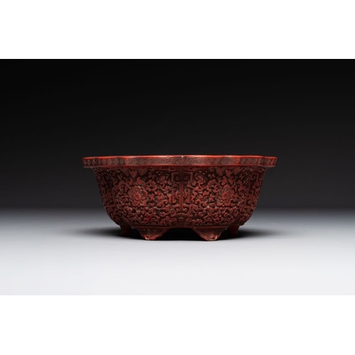 119 - A Chinese red cinnabar lacquer jardiniere with floral design, Yongzheng/QianlongDia.: 20,9 cm - H.: ... 