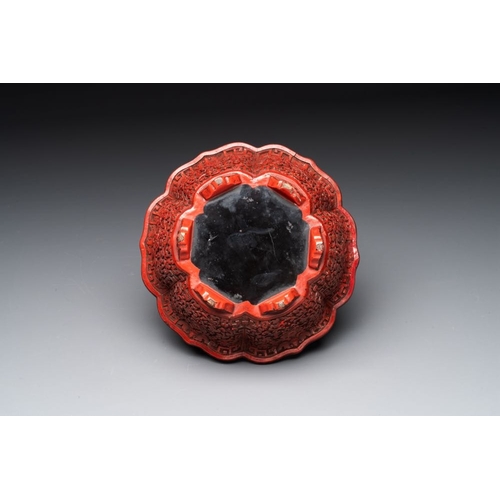 119 - A Chinese red cinnabar lacquer jardiniere with floral design, Yongzheng/QianlongDia.: 20,9 cm - H.: ... 