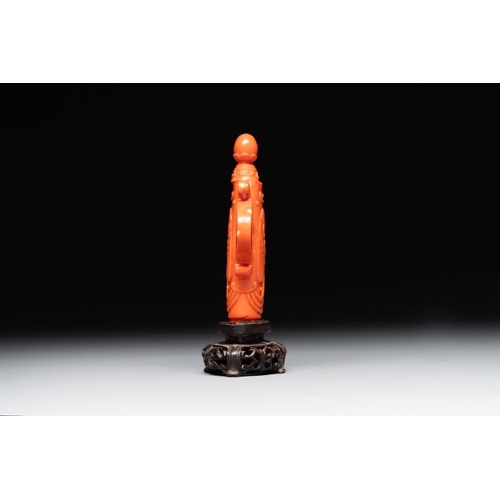 121 - A Chinese carved red coral ewer and cover on wooden stand, 19th C.H.: 9,5 cm (incl. stand)Weight: 52... 