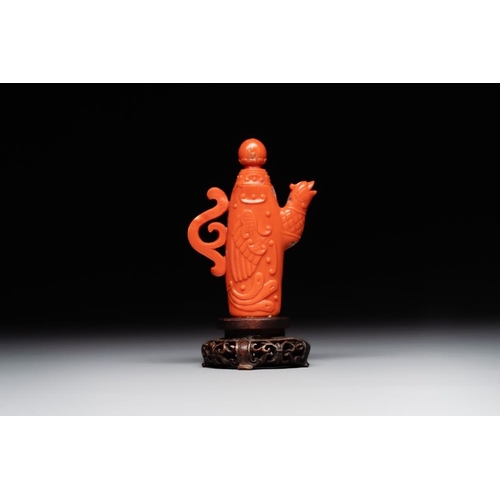 121 - A Chinese carved red coral ewer and cover on wooden stand, 19th C.H.: 9,5 cm (incl. stand)Weight: 52... 