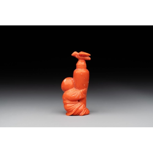 122 - A Chinese carved red coral 'boy and vase' snuff bottle and stopper, 19th C.H.: 5 cm (incl. stopper)T... 