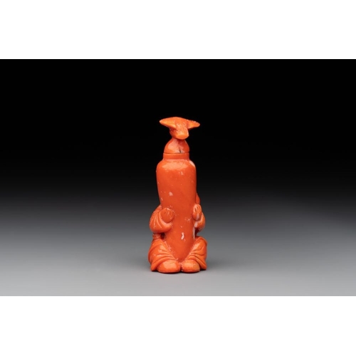 122 - A Chinese carved red coral 'boy and vase' snuff bottle and stopper, 19th C.H.: 5 cm (incl. stopper)T... 