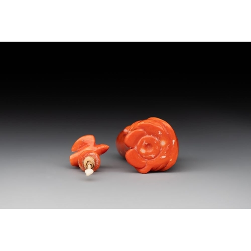 122 - A Chinese carved red coral 'boy and vase' snuff bottle and stopper, 19th C.H.: 5 cm (incl. stopper)T... 