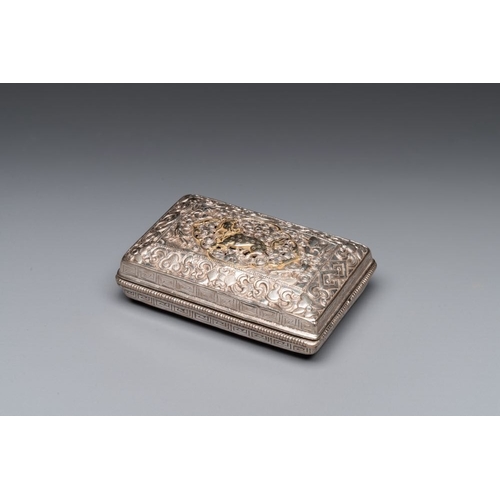 130 - A fine Mongolian parcel-gilt silver 'qilin' box, 18/19th C.Dim.: 10,6 x 6,7 x 3,3 cm 
 Weight: 160 g... 