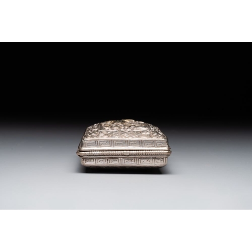 130 - A fine Mongolian parcel-gilt silver 'qilin' box, 18/19th C.Dim.: 10,6 x 6,7 x 3,3 cm 
 Weight: 160 g... 