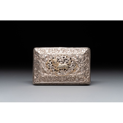 130 - A fine Mongolian parcel-gilt silver 'qilin' box, 18/19th C.Dim.: 10,6 x 6,7 x 3,3 cm 
 Weight: 160 g... 