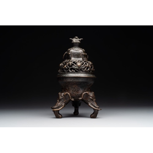 133 - A fine Chinese tripod 'elephant' censer and cover, MingH.: 26 cm
 Weight: 1791 gramsThe absence of a... 