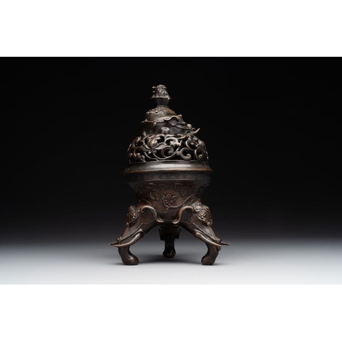 133 - A fine Chinese tripod 'elephant' censer and cover, MingH.: 26 cm
 Weight: 1791 gramsThe absence of a... 