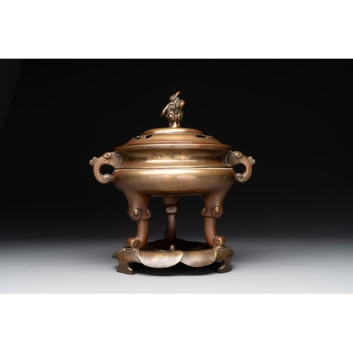 134 - A Chinese bronze tripod censer with cover and stand, 19th C.L.: 22,5 cm - H.: 23,5 cm (incl. cover a... 