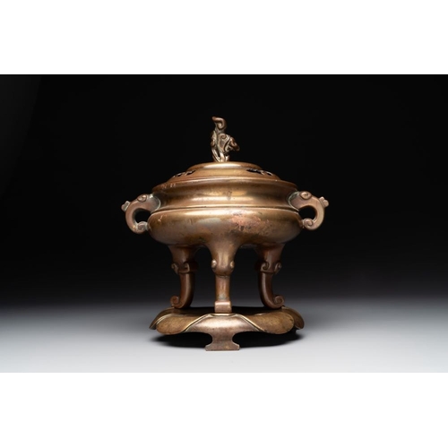 134 - A Chinese bronze tripod censer with cover and stand, 19th C.L.: 22,5 cm - H.: 23,5 cm (incl. cover a... 