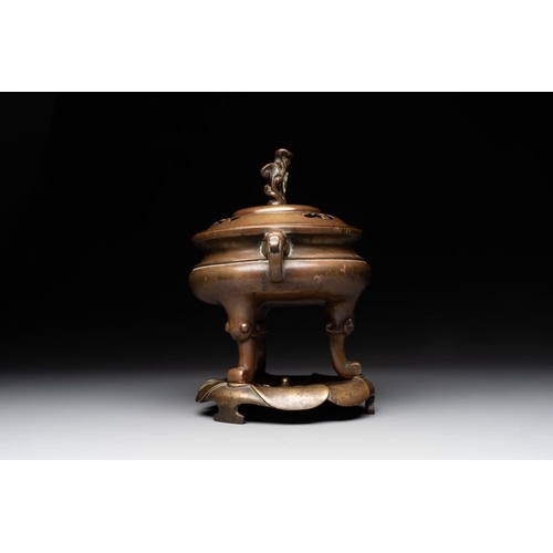 134 - A Chinese bronze tripod censer with cover and stand, 19th C.L.: 22,5 cm - H.: 23,5 cm (incl. cover a... 