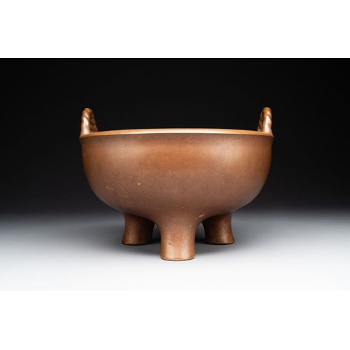 135 - A large Chinese bronze tripod censer with two handles, 19th C.L.: 26 cm - H.: 19,3 cm
 Weight: 4290 ... 