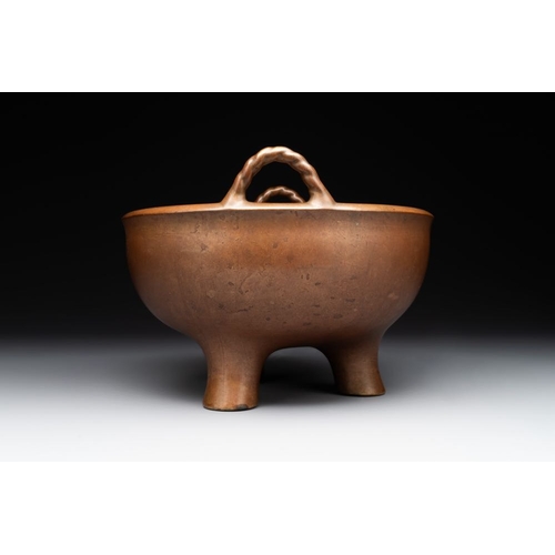 135 - A large Chinese bronze tripod censer with two handles, 19th C.L.: 26 cm - H.: 19,3 cm
 Weight: 4290 ... 