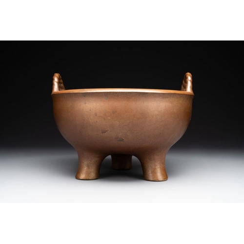 135 - A large Chinese bronze tripod censer with two handles, 19th C.L.: 26 cm - H.: 19,3 cm
 Weight: 4290 ... 