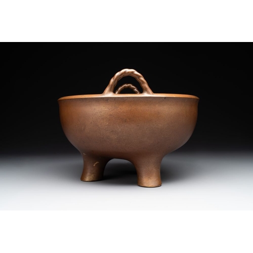 135 - A large Chinese bronze tripod censer with two handles, 19th C.L.: 26 cm - H.: 19,3 cm
 Weight: 4290 ... 