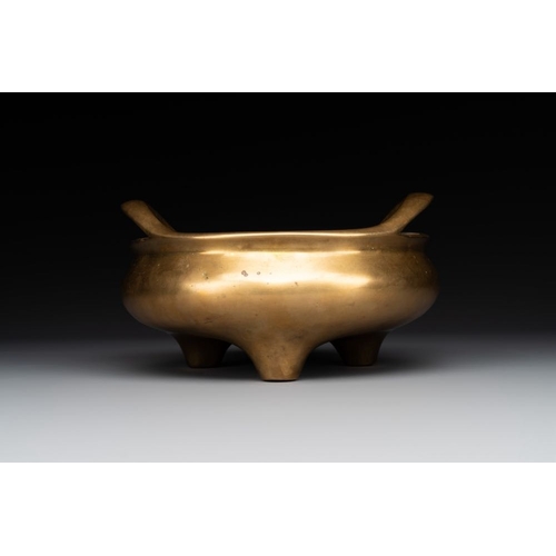 136 - A Chinese bronze censer on stand, Wu Chen Mi Sheng Tang Zhi mark, 19th C.L.: 23,5 cm - H.: 12,7 cm (... 