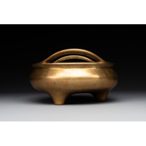 136 - A Chinese bronze censer on stand, Wu Chen Mi Sheng Tang Zhi mark, 19th C.L.: 23,5 cm - H.: 12,7 cm (... 