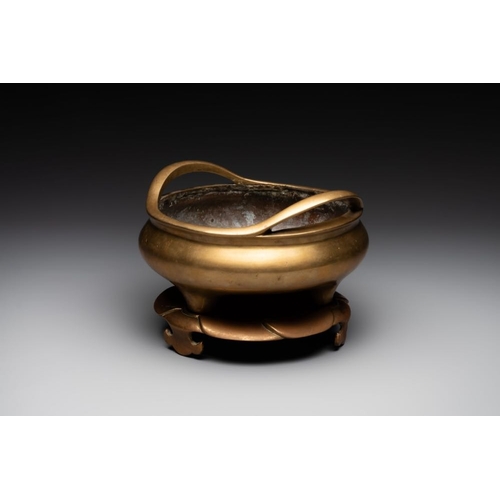 136 - A Chinese bronze censer on stand, Wu Chen Mi Sheng Tang Zhi mark, 19th C.L.: 23,5 cm - H.: 12,7 cm (... 