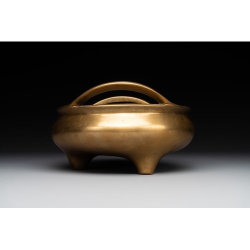 136 - A Chinese bronze censer on stand, Wu Chen Mi Sheng Tang Zhi mark, 19th C.L.: 23,5 cm - H.: 12,7 cm (... 