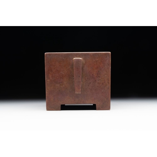 137 - A rare Chinese rectangular bronze censer, Mo Shi Jia Zhen mark, Kangxi mark and of the periodDim.: 1... 