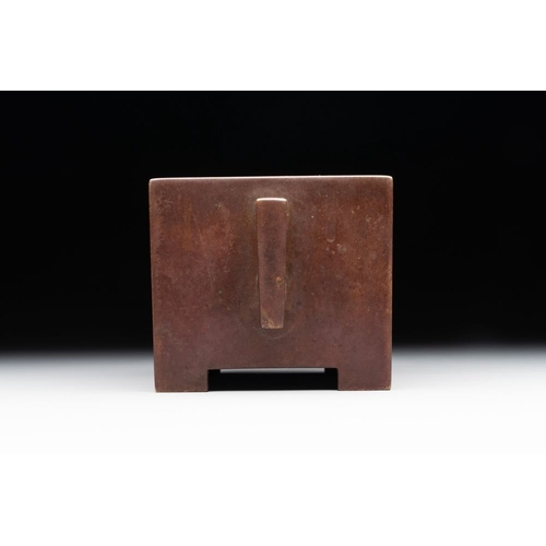 137 - A rare Chinese rectangular bronze censer, Mo Shi Jia Zhen mark, Kangxi mark and of the periodDim.: 1... 