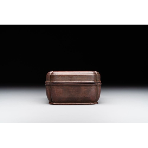 139 - A rare Chinese rectangular bronze box and cover, MingDim.: 9,3 x 7,5 x 4,2 cmWeight: 856 gramsThe ab... 