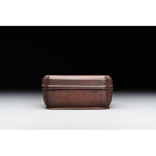 139 - A rare Chinese rectangular bronze box and cover, MingDim.: 9,3 x 7,5 x 4,2 cmWeight: 856 gramsThe ab... 