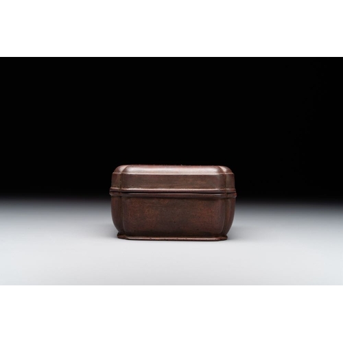 139 - A rare Chinese rectangular bronze box and cover, MingDim.: 9,3 x 7,5 x 4,2 cmWeight: 856 gramsThe ab... 