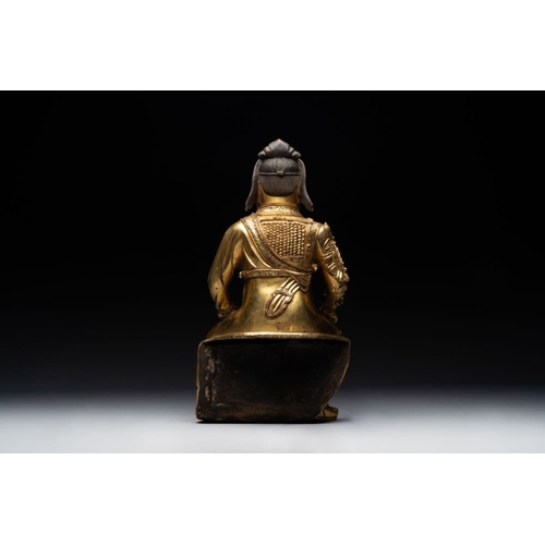 144 - An extremely rare Chinese gilt bronze figure of Guandi, MingH.: 37,8 cm (incl. stand)H.: 33,6 cm (ex... 