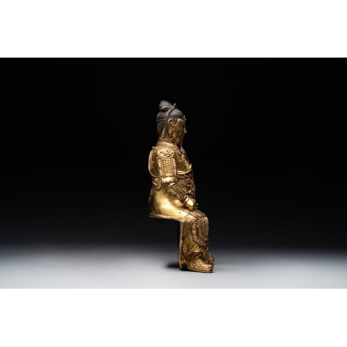 144 - An extremely rare Chinese gilt bronze figure of Guandi, MingH.: 37,8 cm (incl. stand)H.: 33,6 cm (ex... 