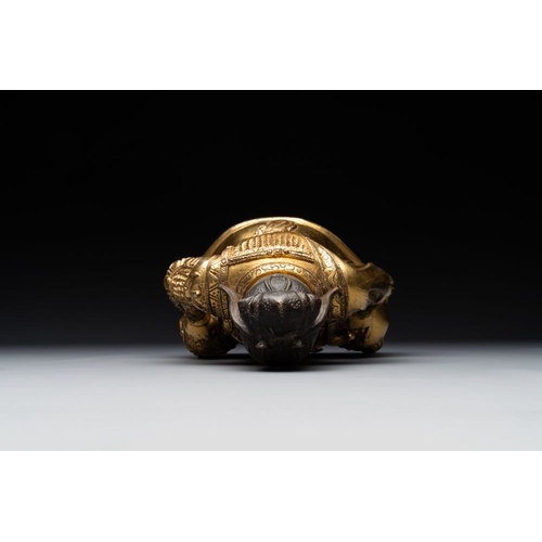 144 - An extremely rare Chinese gilt bronze figure of Guandi, MingH.: 37,8 cm (incl. stand)H.: 33,6 cm (ex... 