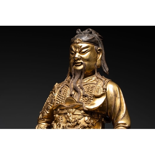 144 - An extremely rare Chinese gilt bronze figure of Guandi, MingH.: 37,8 cm (incl. stand)H.: 33,6 cm (ex... 