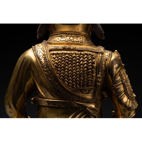 144 - An extremely rare Chinese gilt bronze figure of Guandi, MingH.: 37,8 cm (incl. stand)H.: 33,6 cm (ex... 