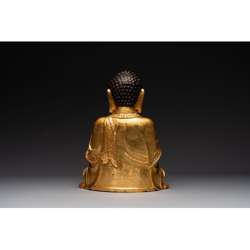 145 - A large Sino-Tibetan gilt bronze Buddha on wooden stand, MingH.: 46,5 cm (incl. stand)H.: 39 cm (exc... 