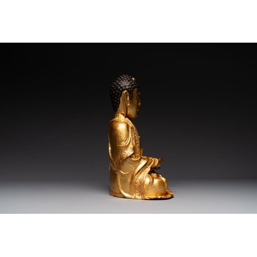 145 - A large Sino-Tibetan gilt bronze Buddha on wooden stand, MingH.: 46,5 cm (incl. stand)H.: 39 cm (exc... 