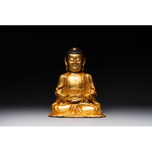 145 - A large Sino-Tibetan gilt bronze Buddha on wooden stand, MingH.: 46,5 cm (incl. stand)H.: 39 cm (exc... 