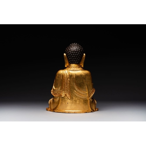 145 - A large Sino-Tibetan gilt bronze Buddha on wooden stand, MingH.: 46,5 cm (incl. stand)H.: 39 cm (exc... 