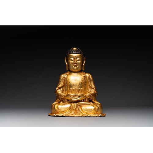 145 - A large Sino-Tibetan gilt bronze Buddha on wooden stand, MingH.: 46,5 cm (incl. stand)H.: 39 cm (exc... 