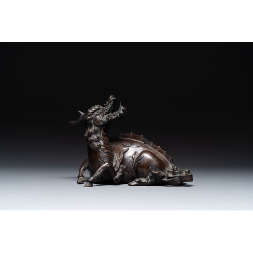 148 - A fine Chinese bronze 'qilin' censer and cover, MingL.: 25 cm - H.: 17,5 cm 
 Weight: 2330 grams
 Pr... 