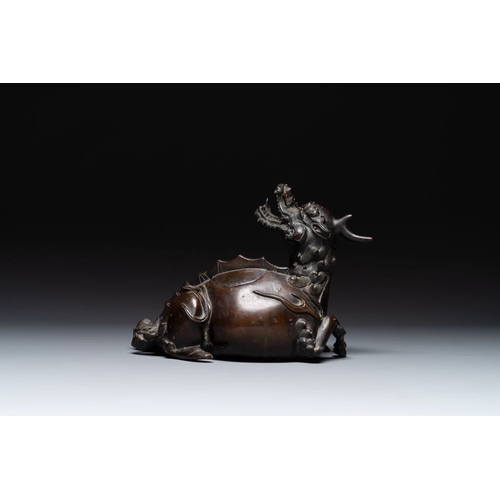 148 - A fine Chinese bronze 'qilin' censer and cover, MingL.: 25 cm - H.: 17,5 cm 
 Weight: 2330 grams
 Pr... 