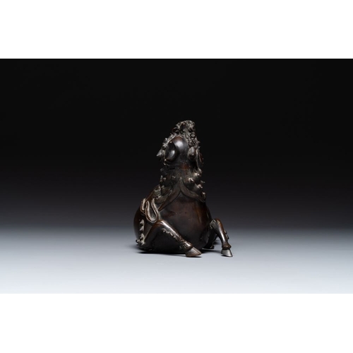 148 - A fine Chinese bronze 'qilin' censer and cover, MingL.: 25 cm - H.: 17,5 cm 
 Weight: 2330 grams
 Pr... 